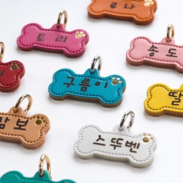 페오펫몰,도그데이즈 뼈다귀 디자인 가죽 각인 펜던트(색상 9종 택일)